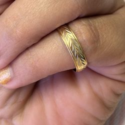 14k gold ring Weight almost 3g Size: 9 480$  OBO.    ***Se habla español :) *** Anniversity / Wedding ring , everyday ring,great condition 