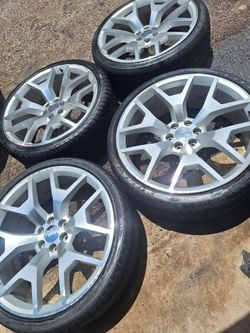 Set wheels 26" chevy or gmc Some scratches