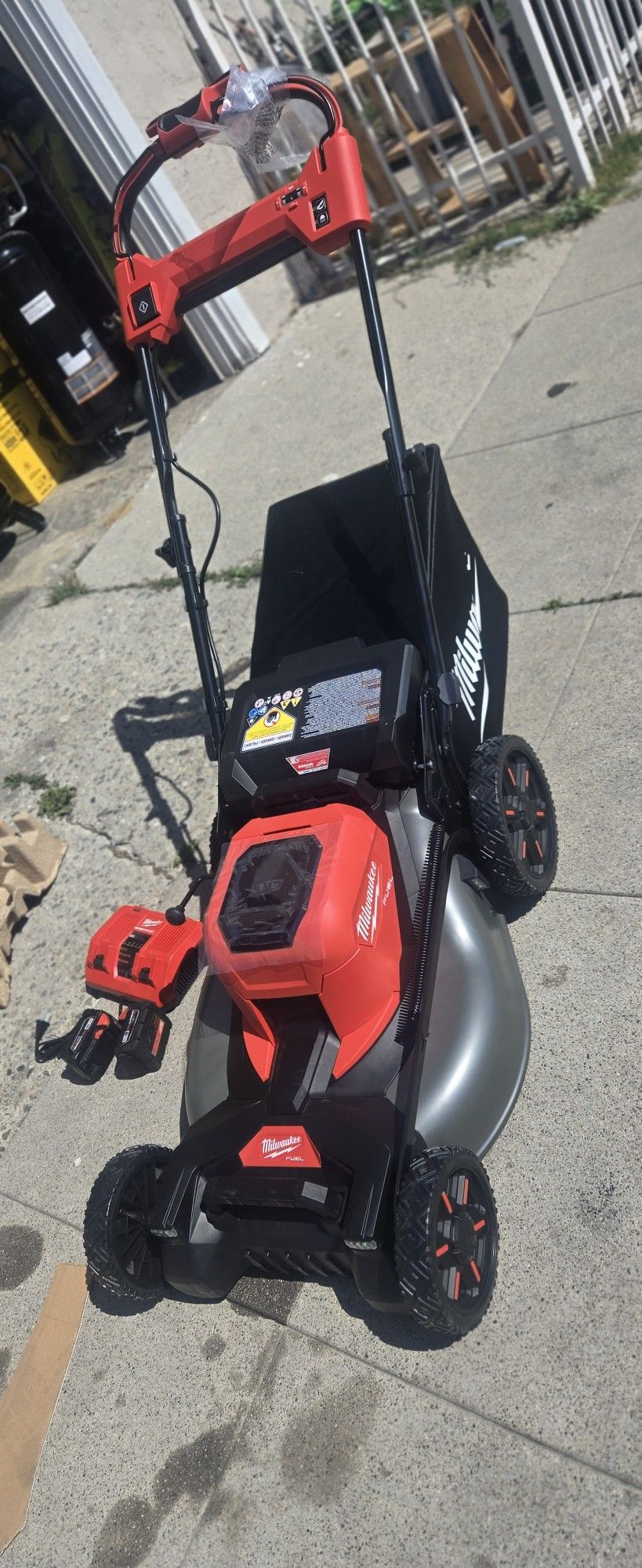 Milwaukee
M18 FUEL Brushless Cordless 21 in. Walk Behind Dual Battery Self-Propelled Mower (Tool-Only)