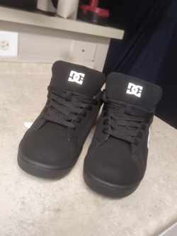 Black and white DC size 9