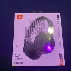 black jbl headphones  Tune 660nc