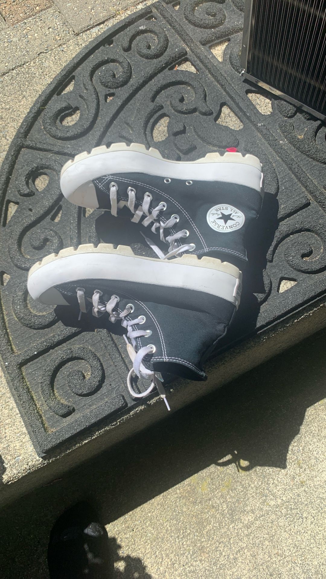 Converse tennis shoes women’s size 8