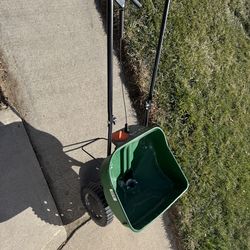 Scotts Turf Builder EdgeGuard Mini Broadcast Spreader.