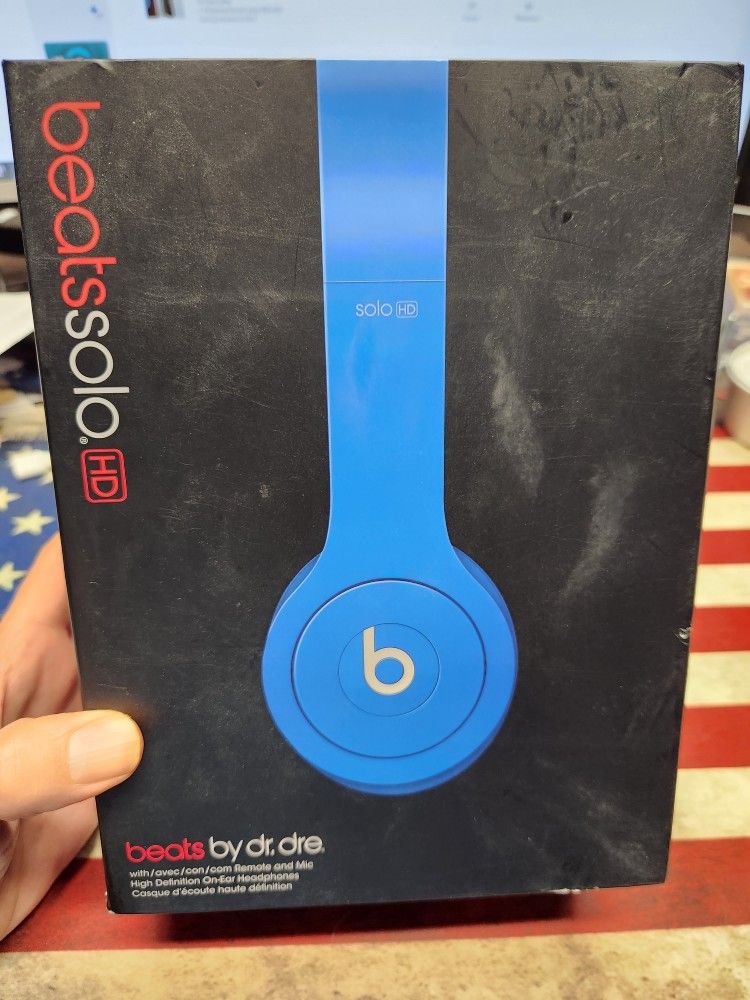 Beats Solo3 HD, Blue still in great condition have the softcasr and the box still.