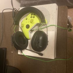 Xbox One S (Controller And Headset)