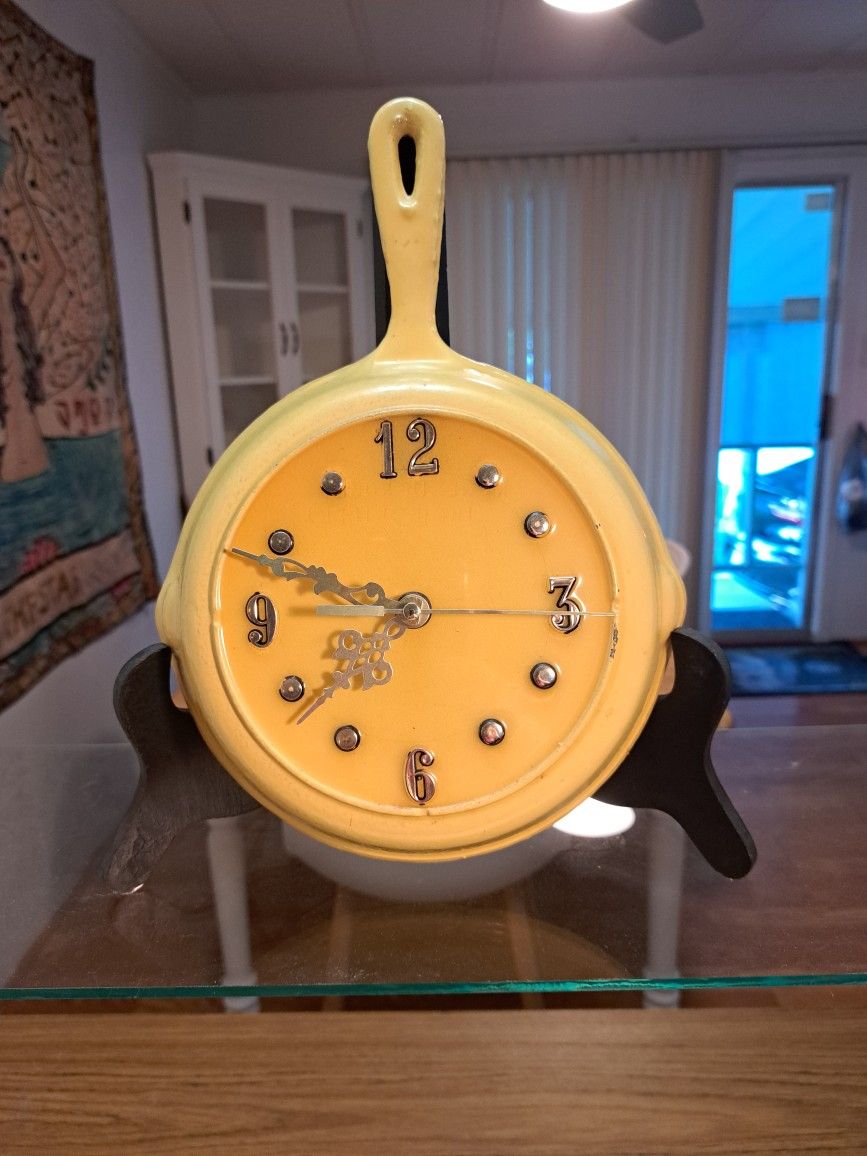 1950s Enamel Painted Cast Iron Skillet Clock 8.5" EUC