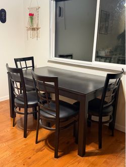 Extendable Black Dining Table + 4 Chairs – Solid, Modern – $180 OBO (Fast Pickup)