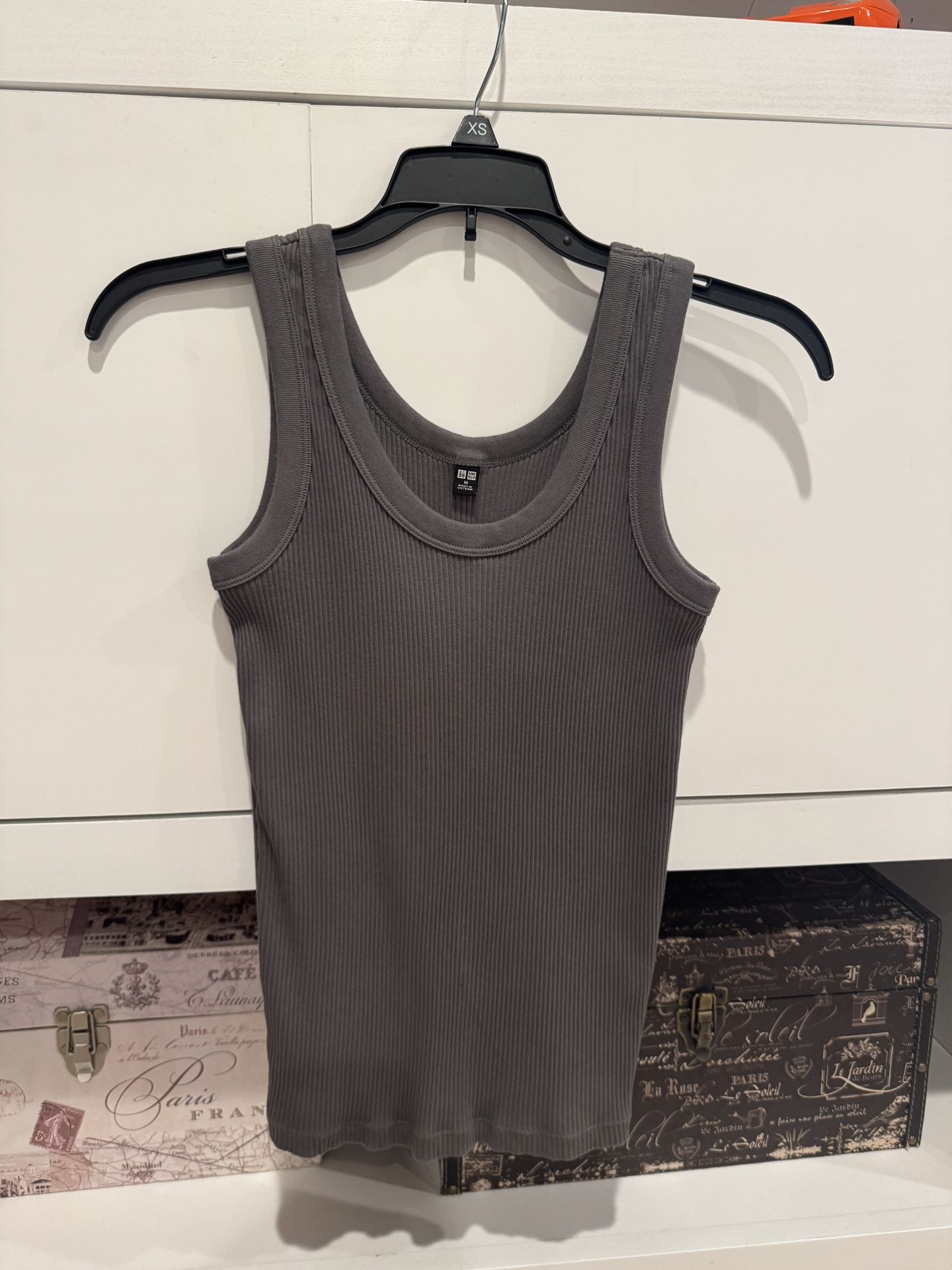 Uniqlo gray tank top SZ M