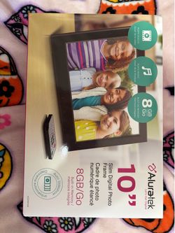 New Aluratek 10" Digital Photo Frame – 8GB Memory – Never Used