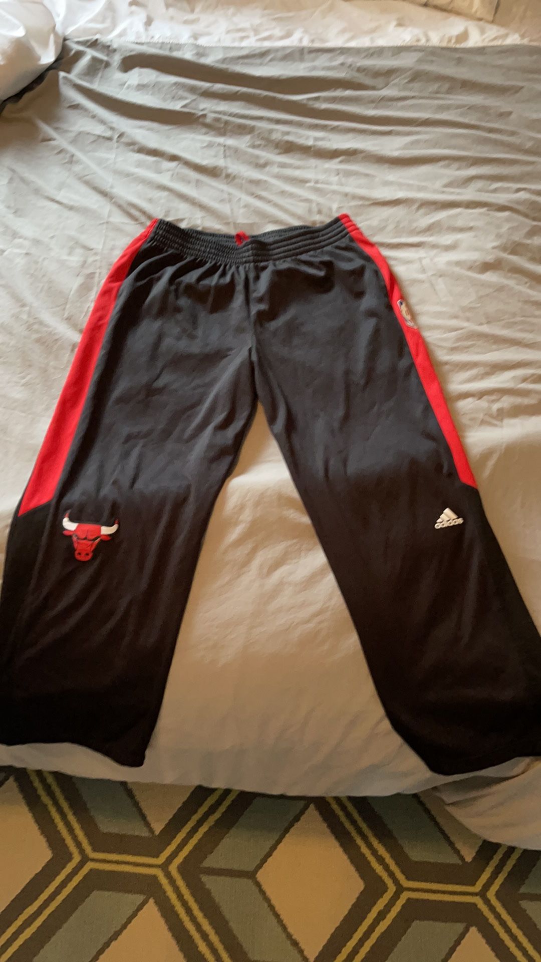 Chicago Bulls Men’s L Adidas Warm-ups