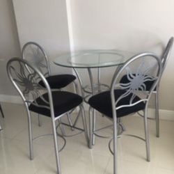 High circular dining room/breakfast table with 4 chairs 