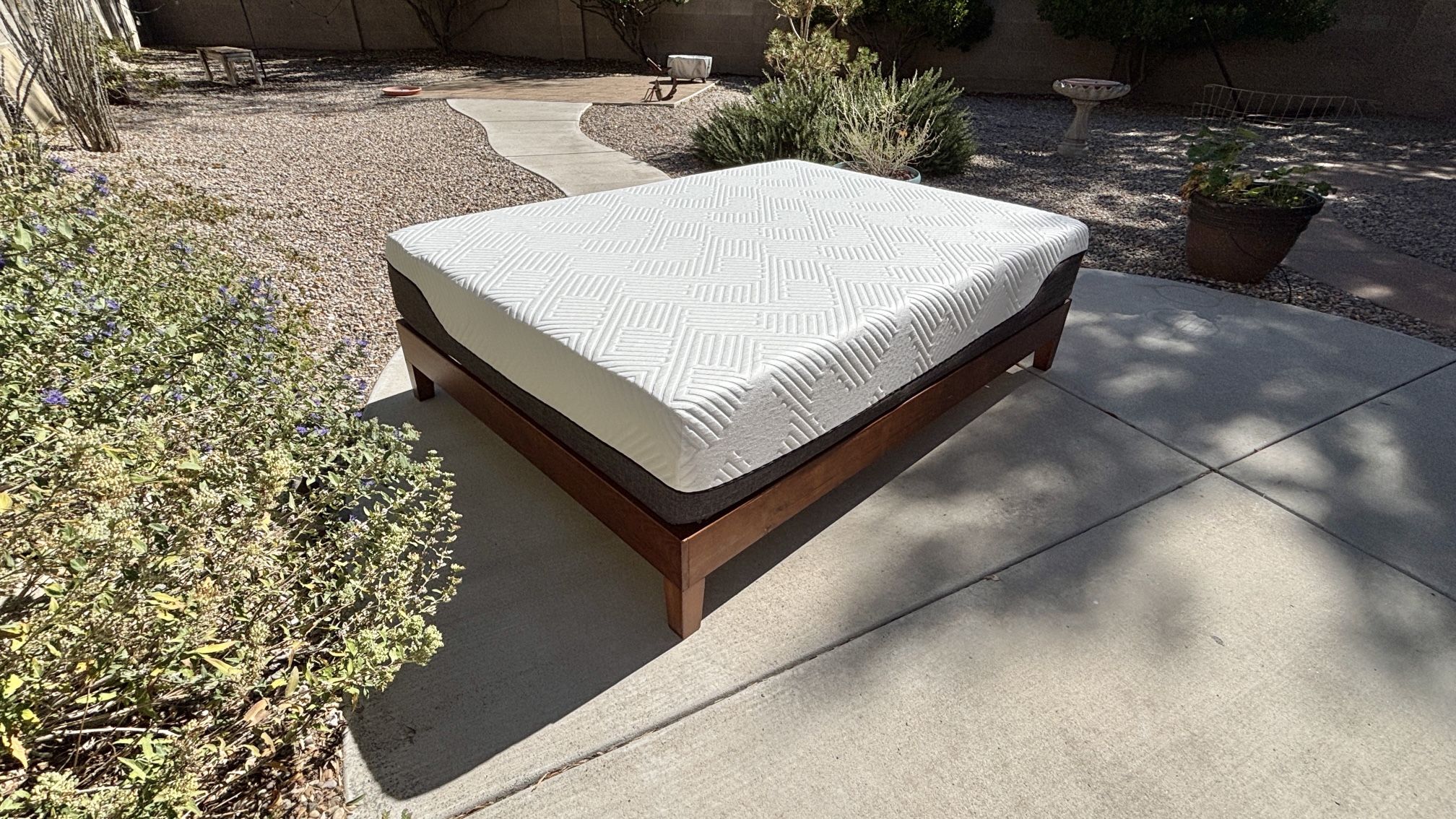 Lucid 12” Memory Foam Hybrid Mattress & Zinus Solid Wood Platform Bed (Queen) - Excellent Condition