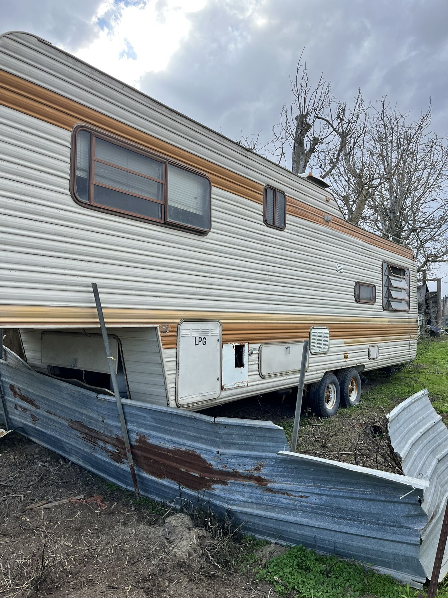 36’ Alfa Gold-5th Wheel Travel Trailer