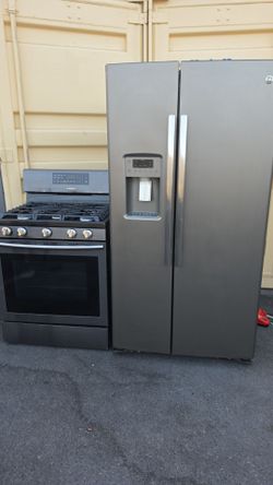 Refrigerador and stove both in great condition