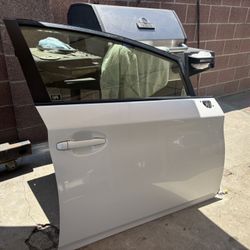 FRONT RIGHT (PASSENGER SIDE) DOOR 2015 TOYOTA PRIUS 1.8 REGULAR (WHITE COLOR).