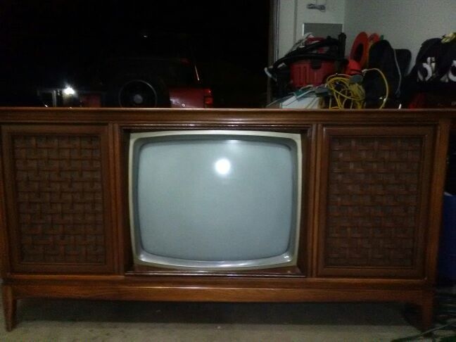 Vintage MAGNAVOX TV/STEREO CONSOLE