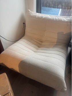 Furniture/ couch / chair