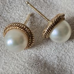Classic Pearl Earrings with 14K Gold Design