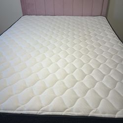 Bed frame / Mattress 