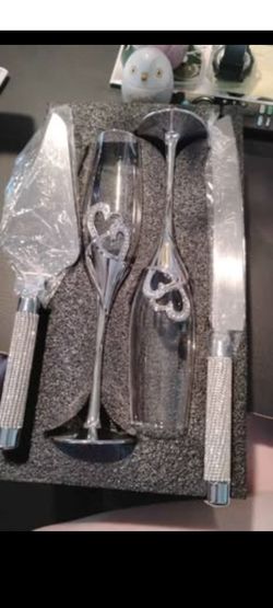 Wedding Toasting Flutes and Cake Cutting Set