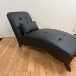 BRAND NEW LOUNGE CHAIR 