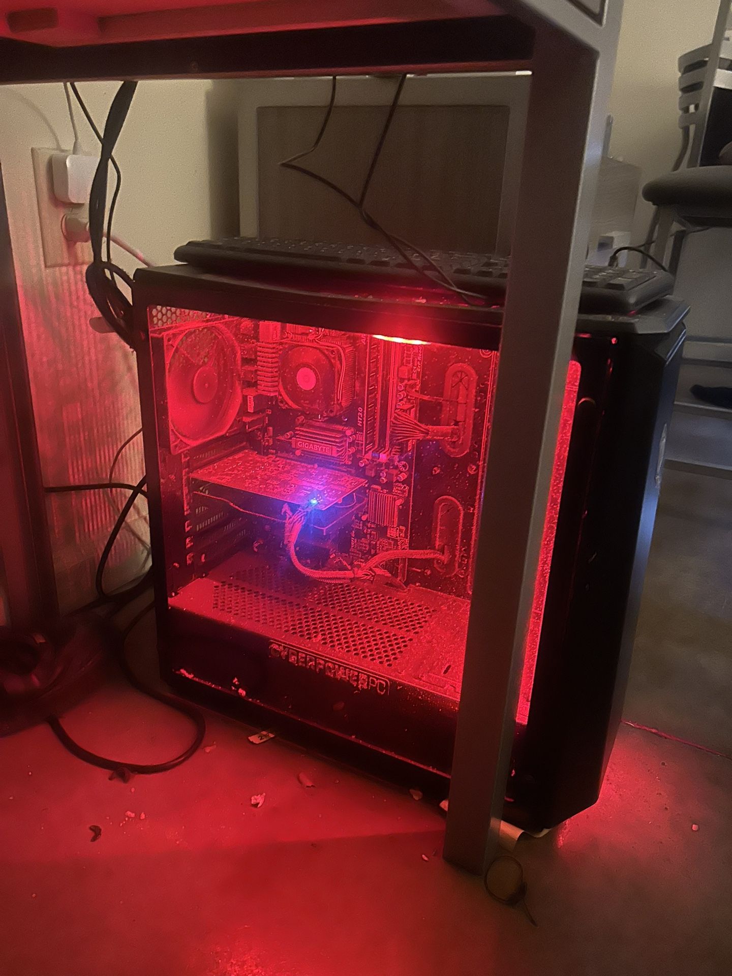 Cyber Power PC (Keyboard + Monitor)