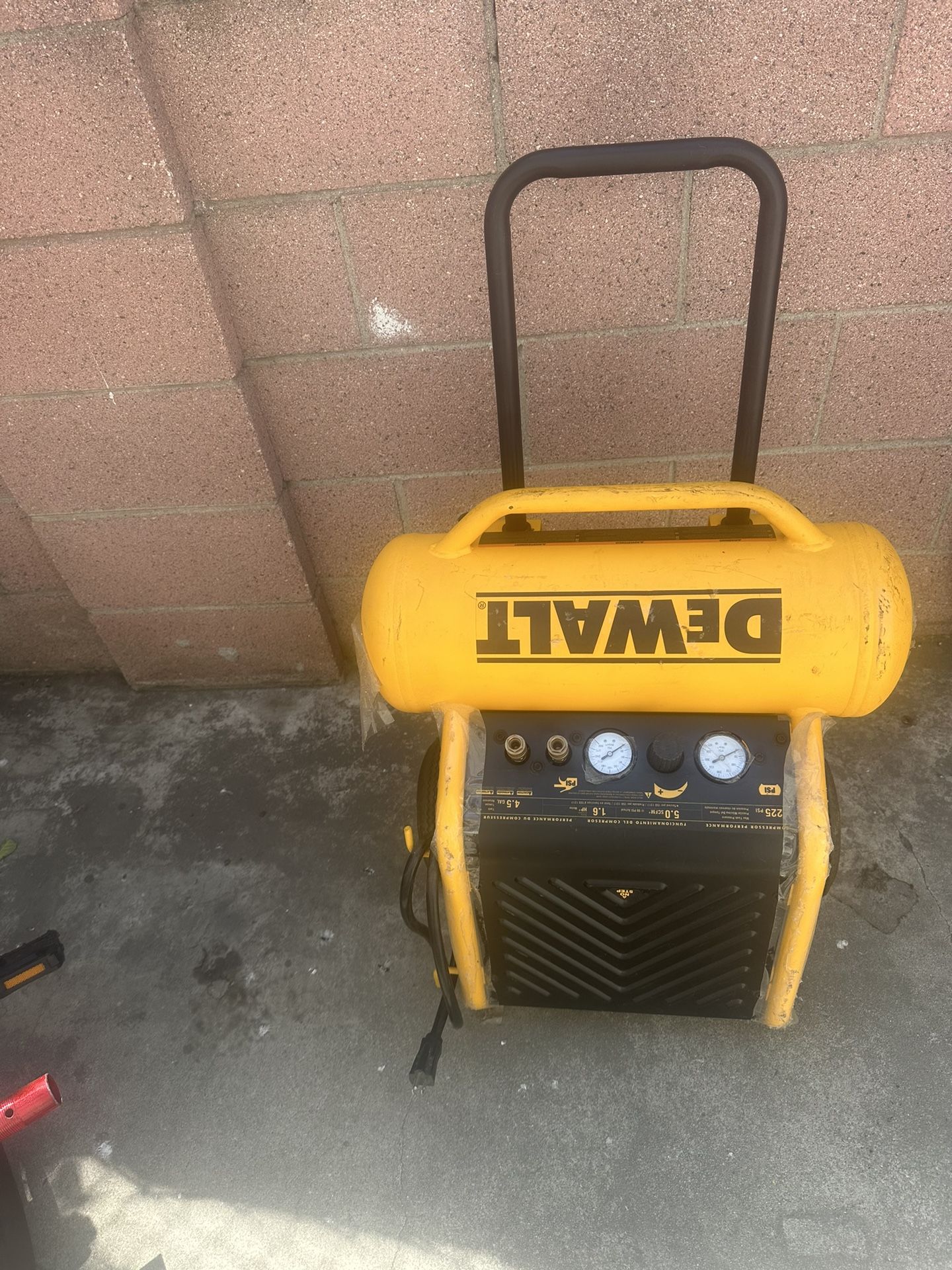 DeWalt D55146 1.6 HP 200 PSI 4.5 Gallon Wheeled Air Compressor – Oil-Free, 5.2 CFM At 90 PSI, 10" Pneumatic Wheels