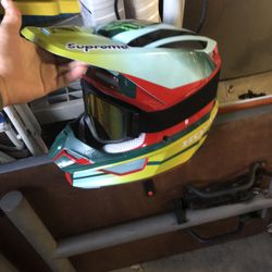 Supreme Helmet Size Medium