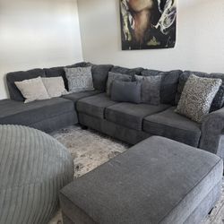 Still New  Broyhill Tripoli Sectional With Ottoman And Bean Bag