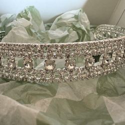 BRAND NEW WITH BOX VINTAGE BRIDAL TIARA, STUNNING CRYSTALS WITH CLIPS ON BOTH SIDES, PURCHASED AT THE BRIDAL GALLERY IN GLENDALE, CALIDALE, CALIFORNIA