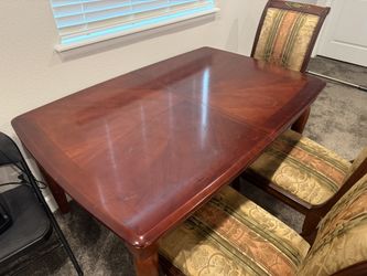 Dinning/kitchen table with chairs