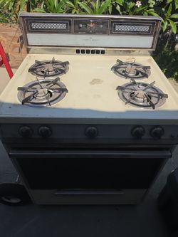 Vintage O'Keefe & Merritt gas range. Complete with burner grates/caps. Stored indoors. Vintage restoration project or collector piece