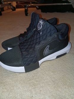 black Nike LeBron Witness 8 TB basketball sneakers  size 11.5