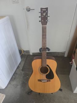 Yamaha F310 Acoustic Guitar + Stand
