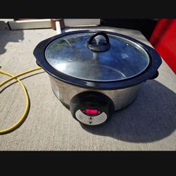 LIKE NEW BIG SLOW COOKER 6.5 Qt  IN EXCELLANT CONDITION 