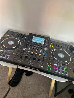 Pioneer XDJ-XZ 4-Channel Rekordbox /
Serato All-In-One DJ System