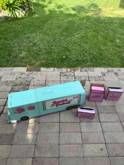 LOL Surprise Delivery Truck + Accessory Boxes – Great for Playtime!