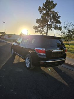 2013 Toyota Highlander - Runs Great, Clean interior | 9000$