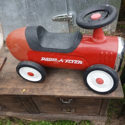 CUTE RADIO FLYER ANTIQUE CAR BERY OLD IN GOOD SHAPE BUT NEEDS FRONT WHEELS RESTORED OR STRAITEN $20 AS IS 