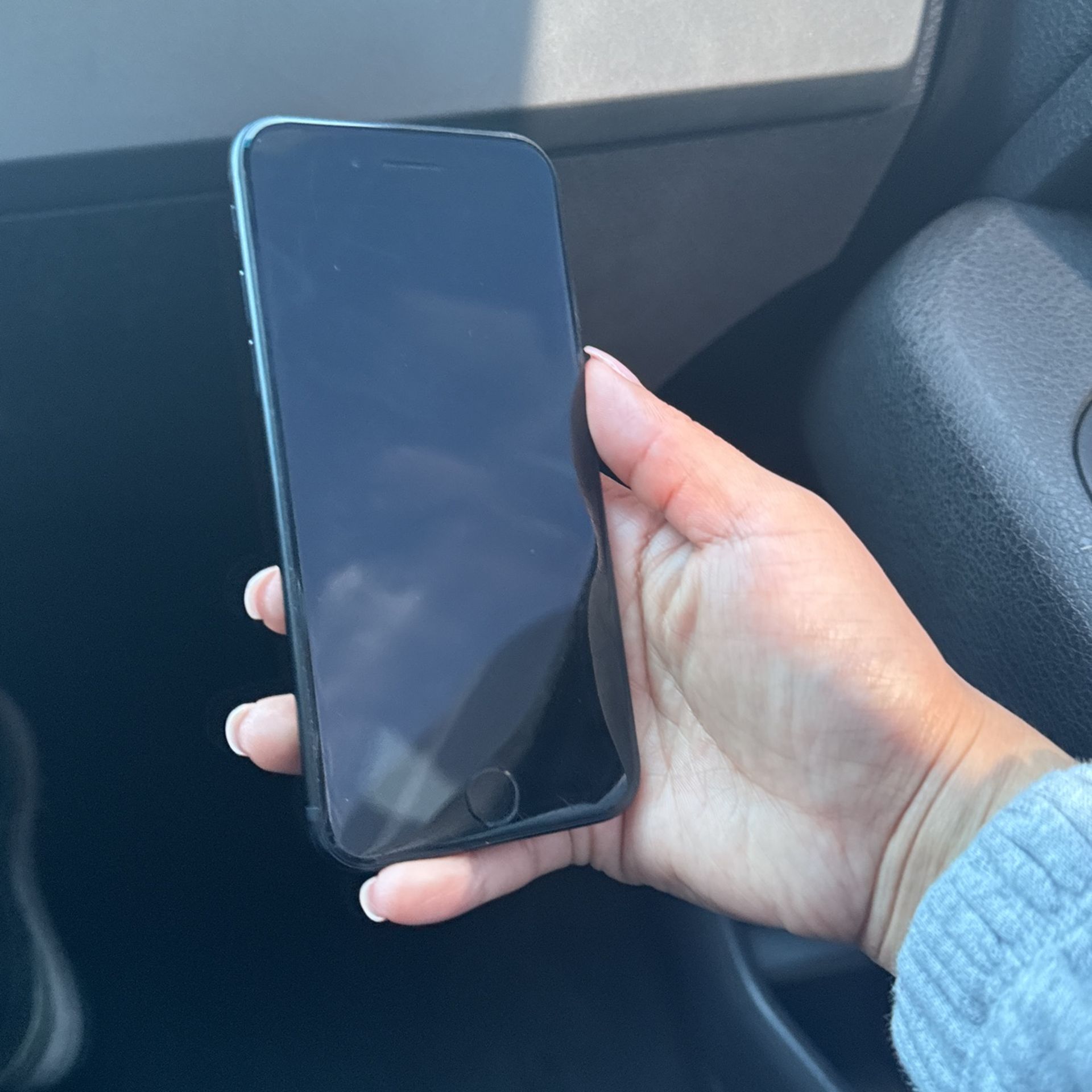 Black Iphone SE $100