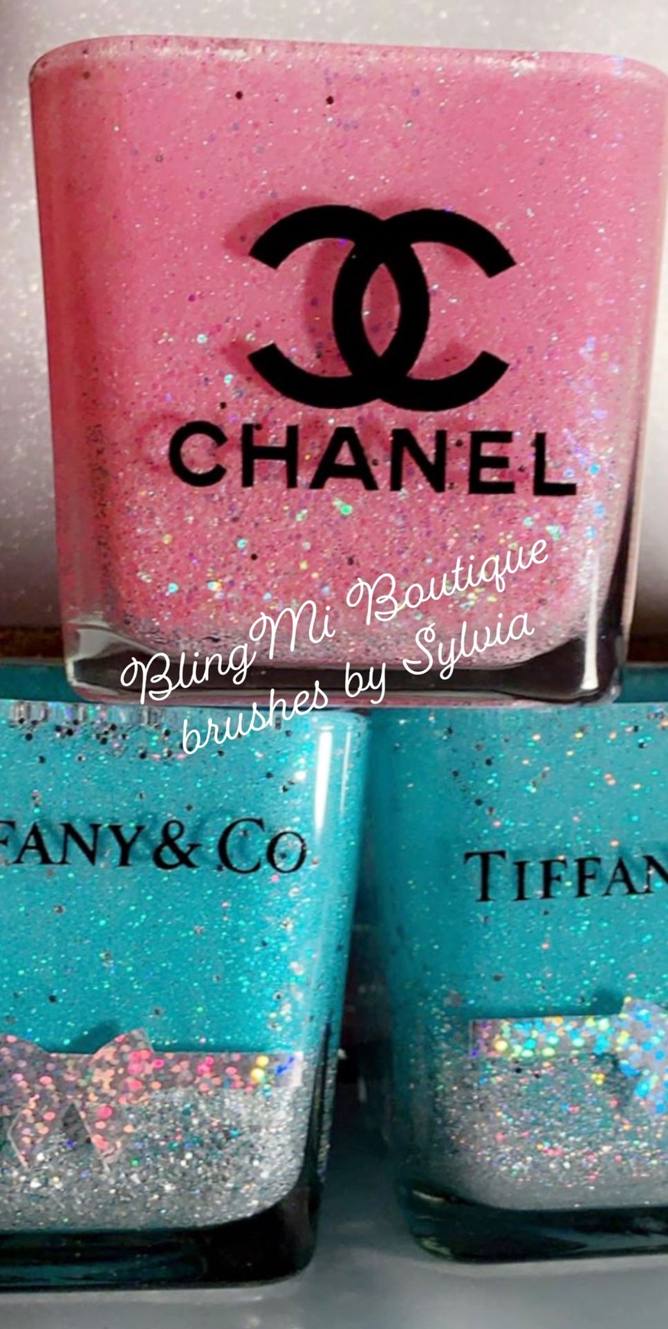 Makeup brush holders and makeup brushes