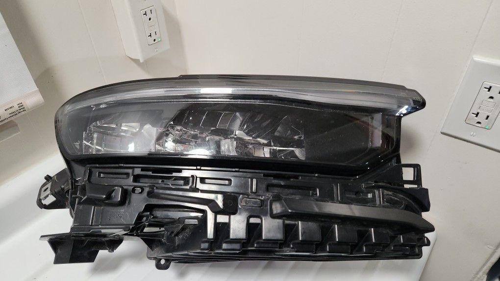 2023 Jeep Grand Cherokee Headlight RH