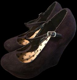 Breckelles Women Suede Round Toe Buckled Round Toe Platform Wedges - Size 5 - Used