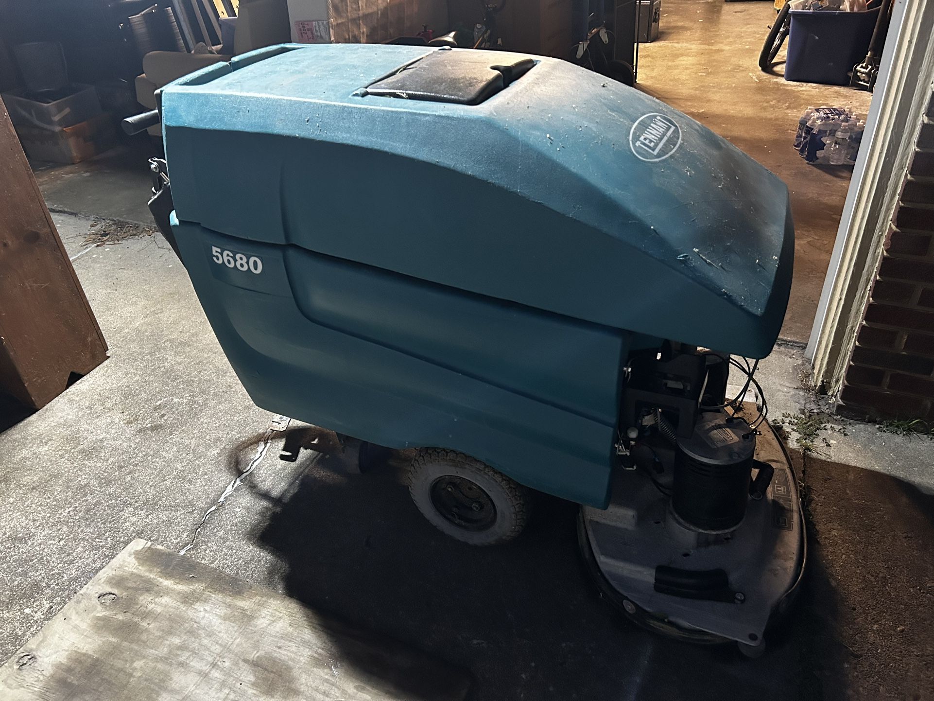 Tennant 5680 Floor Scrubber (no batteries)