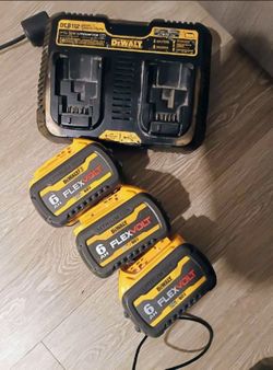 DEWALT Dual Port Charging Station + (3) FLEXVOLT 20V/60V MAX 6.0Ah Batteries