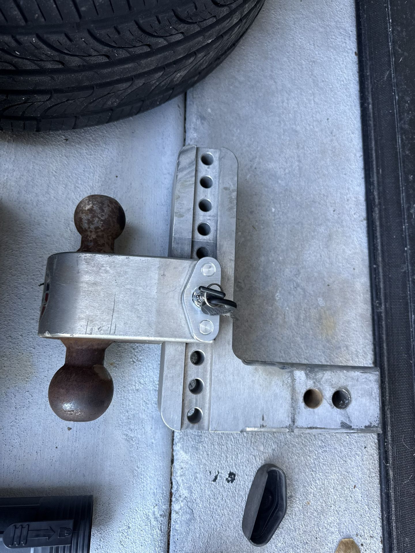 10-Inch Drop-Down Tow Hitch โ Fine Condition!
