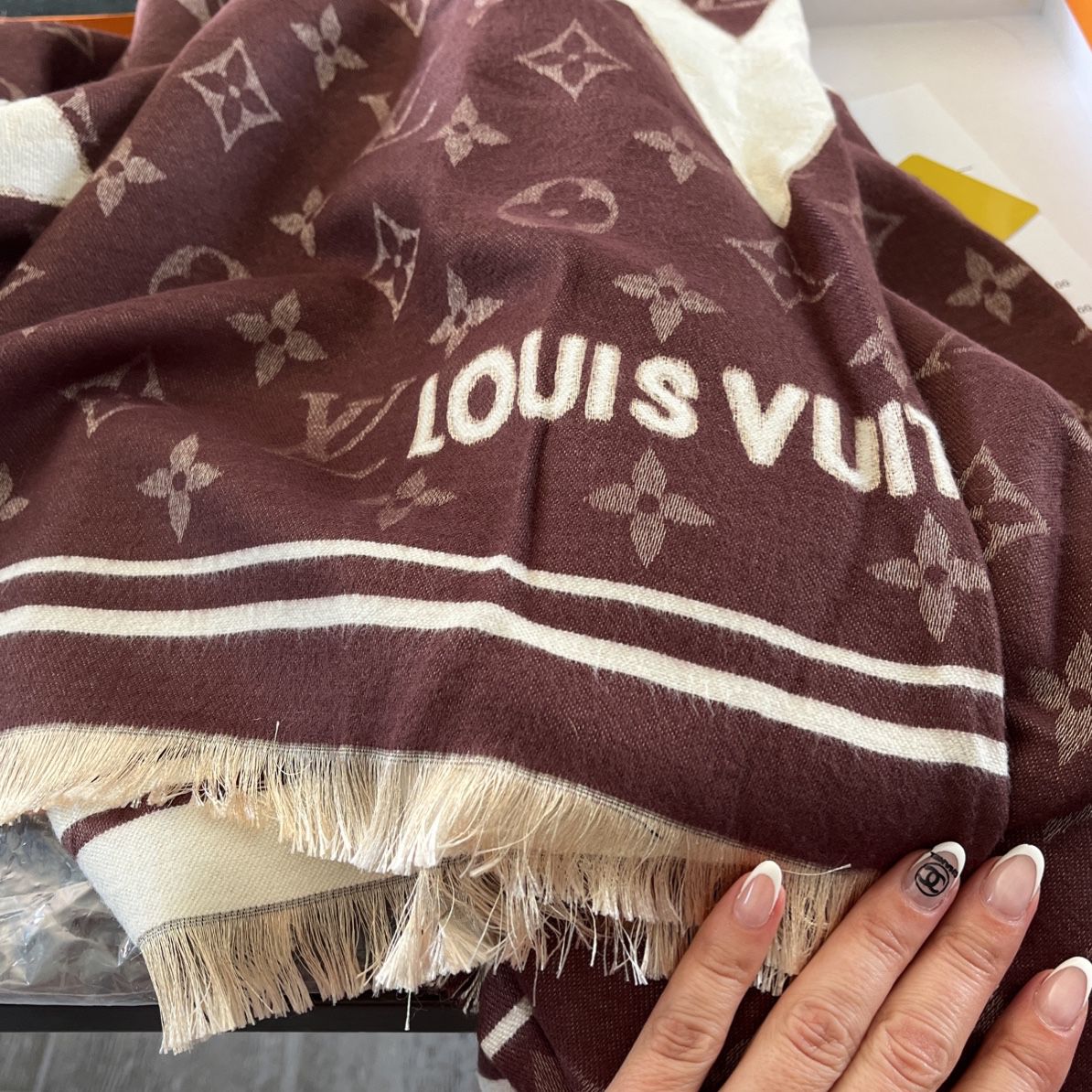 Louis Vuitton Cashmere Reykjavik Gradient Scarf $800 Or Best Offer for Sale  in Los Angeles, CA - OfferUp