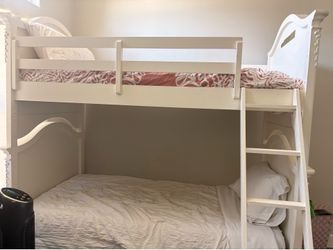 White Wood Twin Bunk Bed / 2 Separate Twin Beds