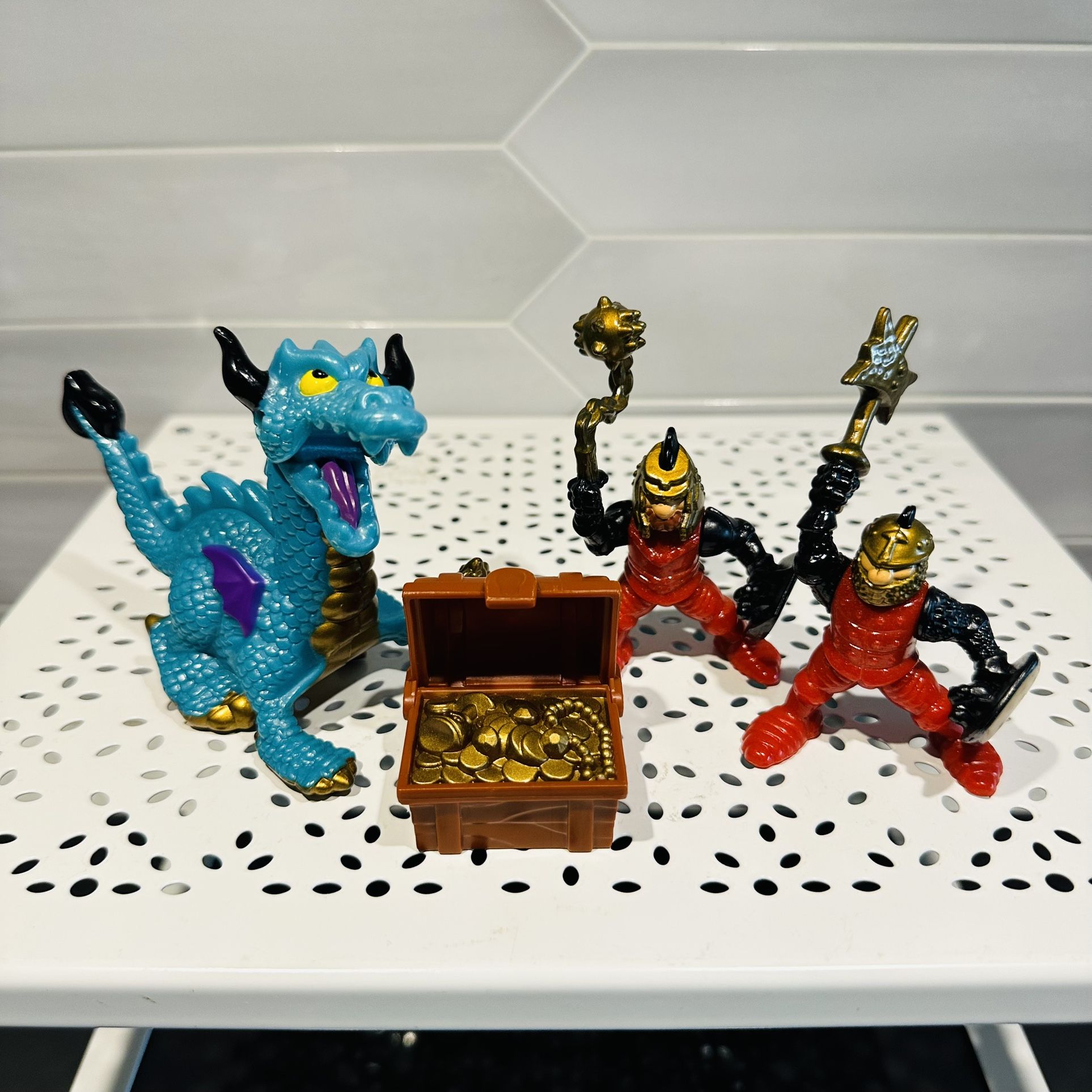 1994 Fisher Price Great Adventure Dragon Duel 2 Knights Treasure Chest Complete set Set includes one dragon, one treasure chest, and two knights.