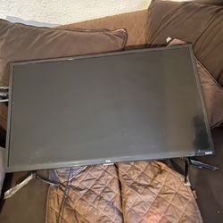 televisor inteligente LED TCL Roku de 32 pulgadas, modelo 32S305.    tres entradas HDMI 1.4a (una con ARC), un puerto USB, entrada compuesta y salidas